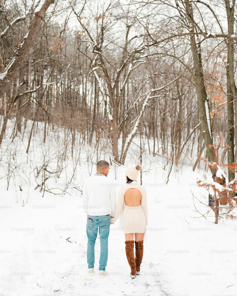 um homem e uma mulher andando na neve