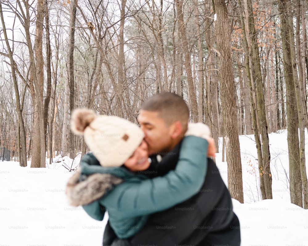 um homem e uma mulher abraçados na neve