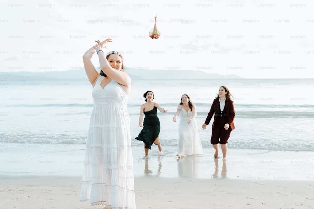 Un grupo de mujeres de pie en la cima de una playa