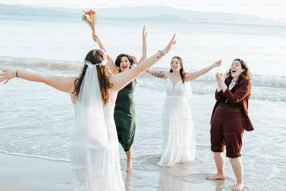 um grupo de mulheres em pé no topo de uma praia