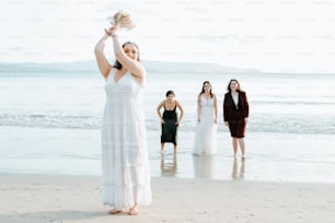 Un gruppo di donne in piedi sulla cima di una spiaggia