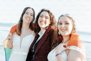 Eine Gruppe von Frauen steht nebeneinander am Strand