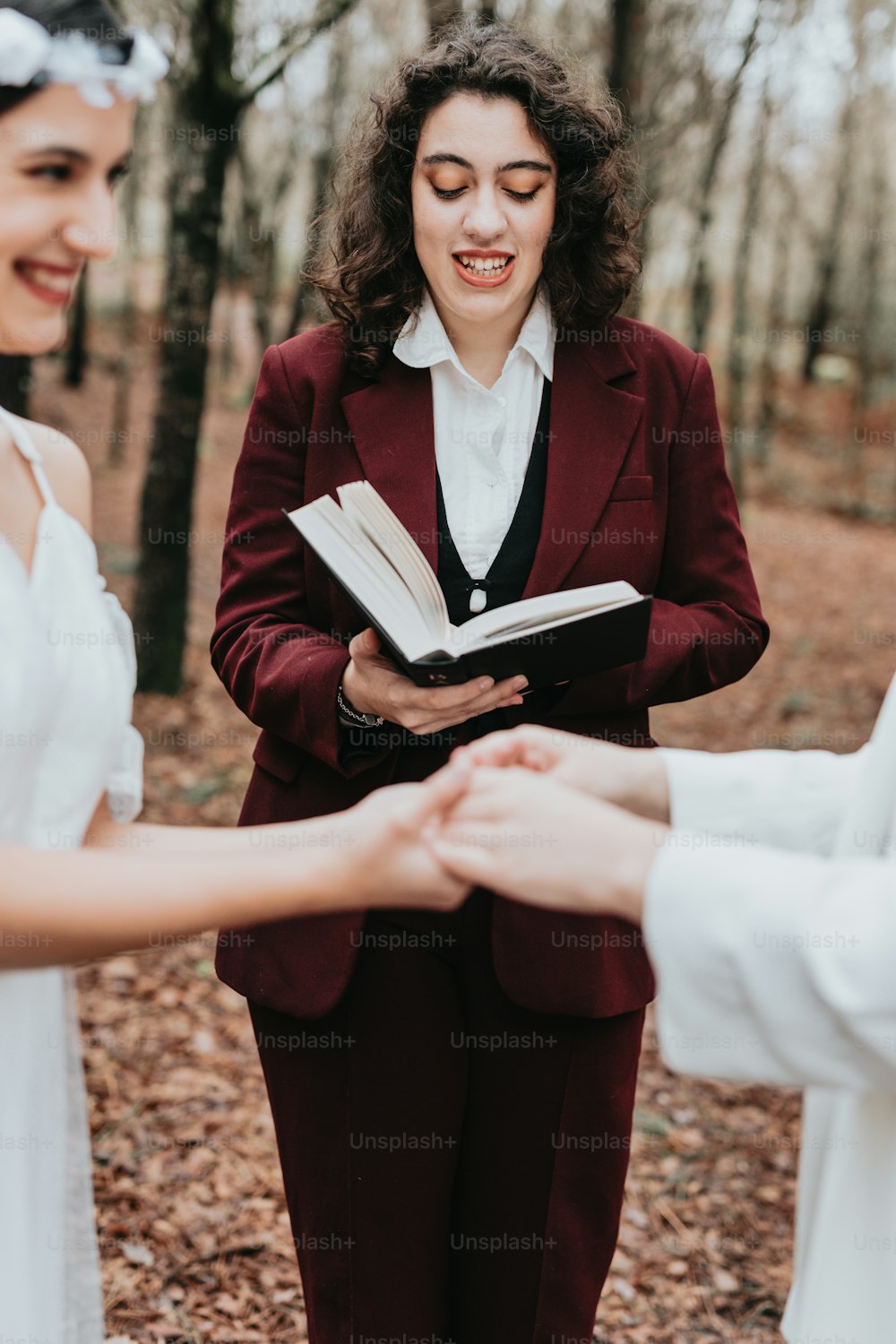 Una coppia di donne in piedi l'una accanto all'altra tenendosi per mano