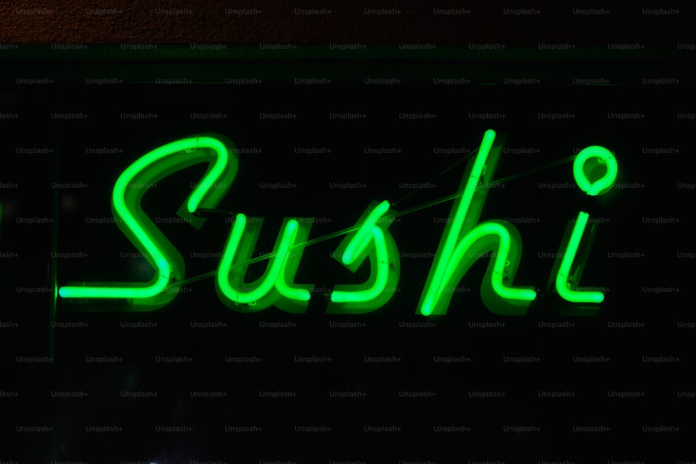 eine Leuchtreklame, auf der Sushi steht