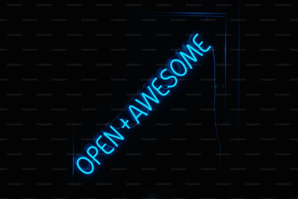 Un'insegna al neon che recita Open Awesome