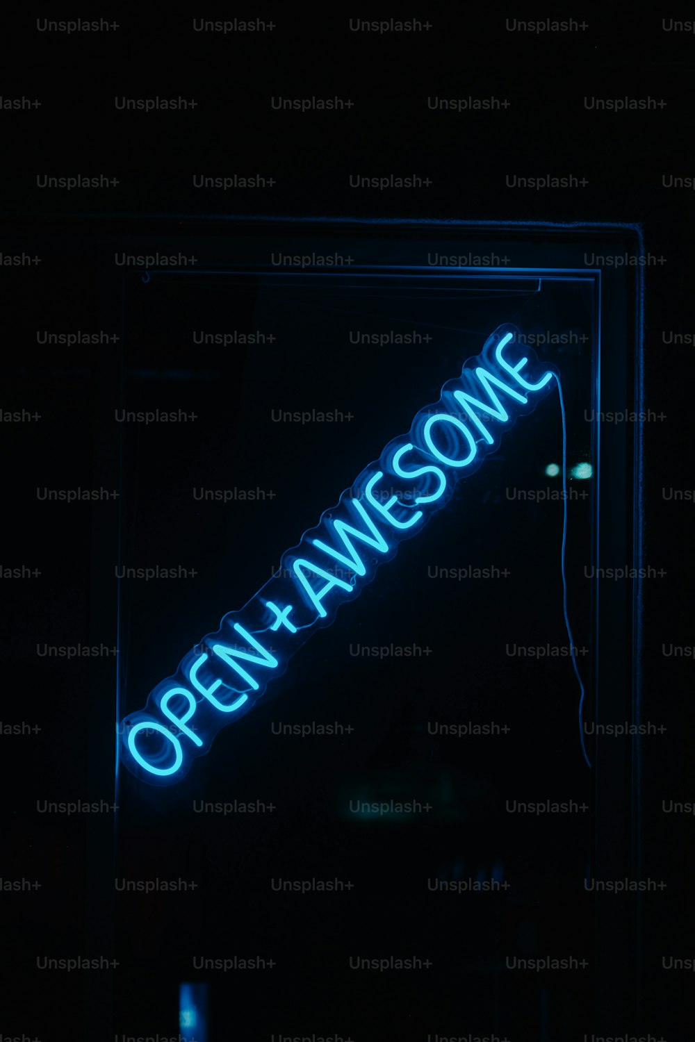 Une enseigne au néon qui lit Open Awesome