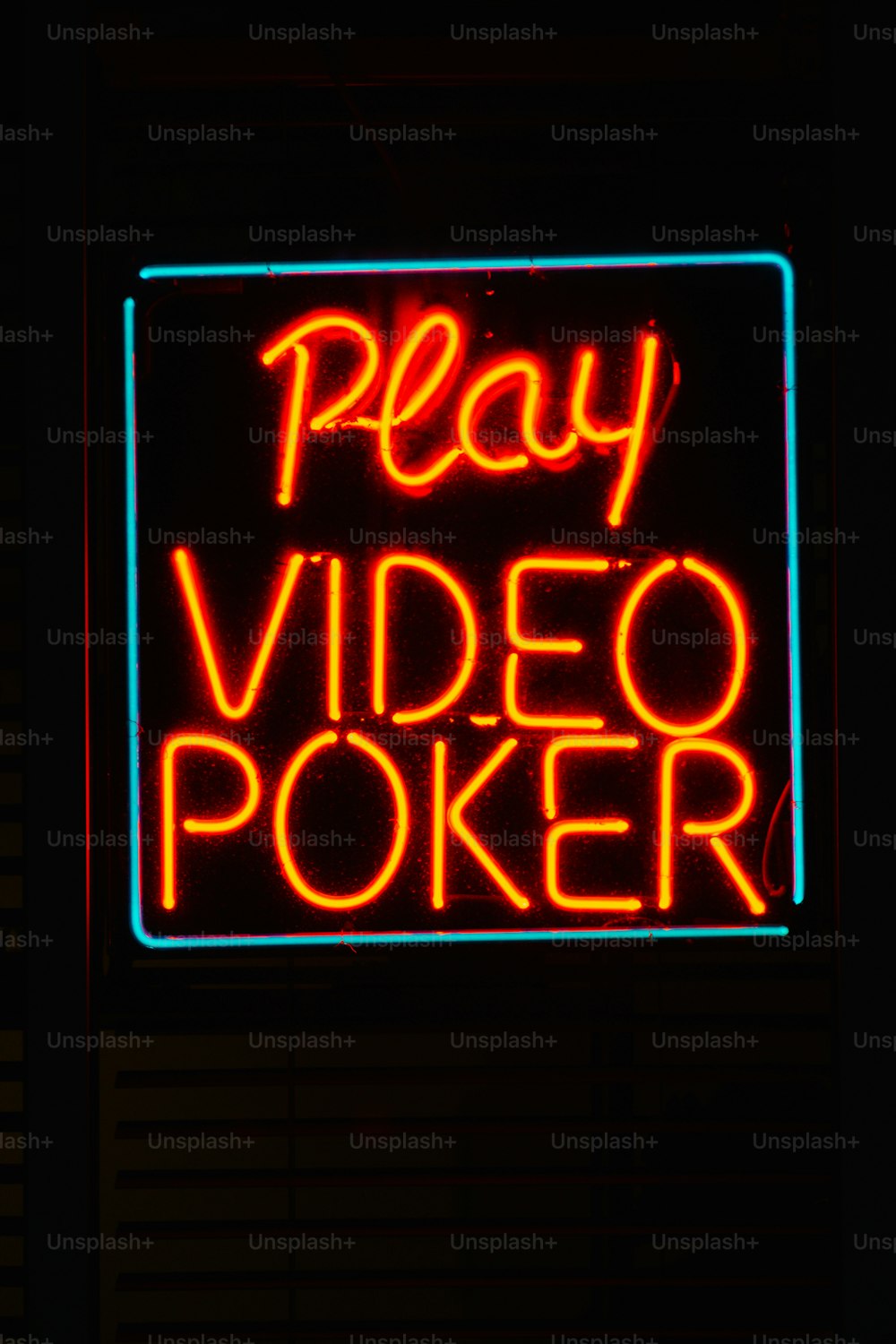 Eine Leuchtreklame mit der Aufschrift Play Video Poker