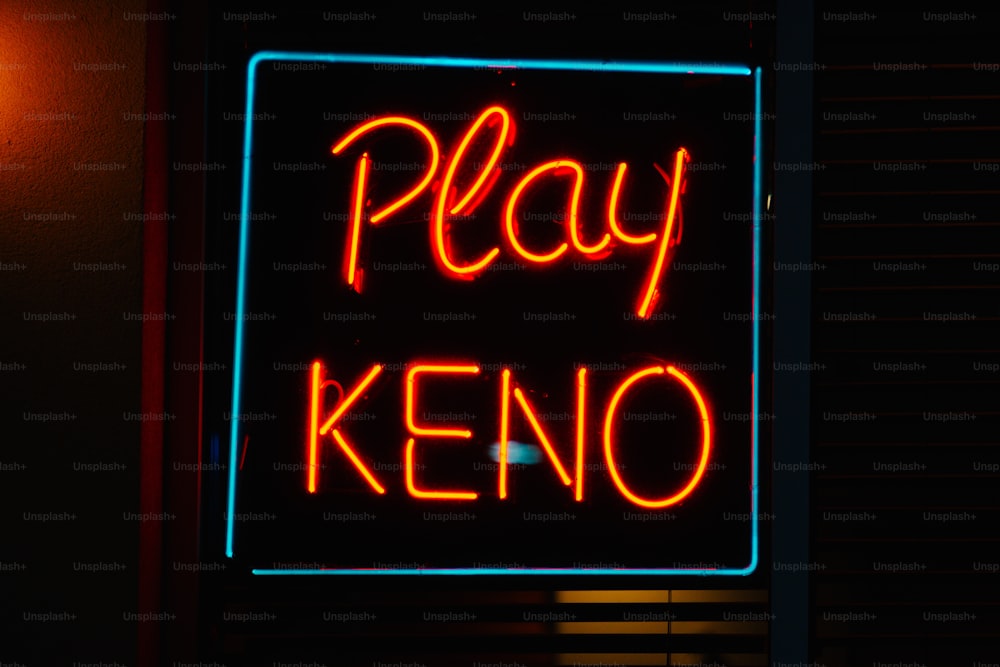 Un'insegna al neon che dice Play Keno