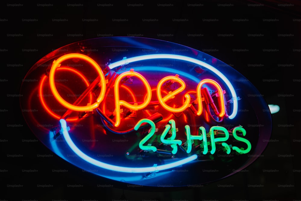 Un'insegna al neon che dice aperto 24 ore su 24
