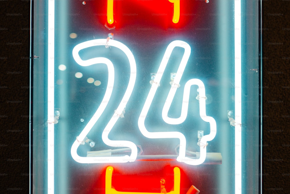 um letreiro de néon com o número vinte vinte