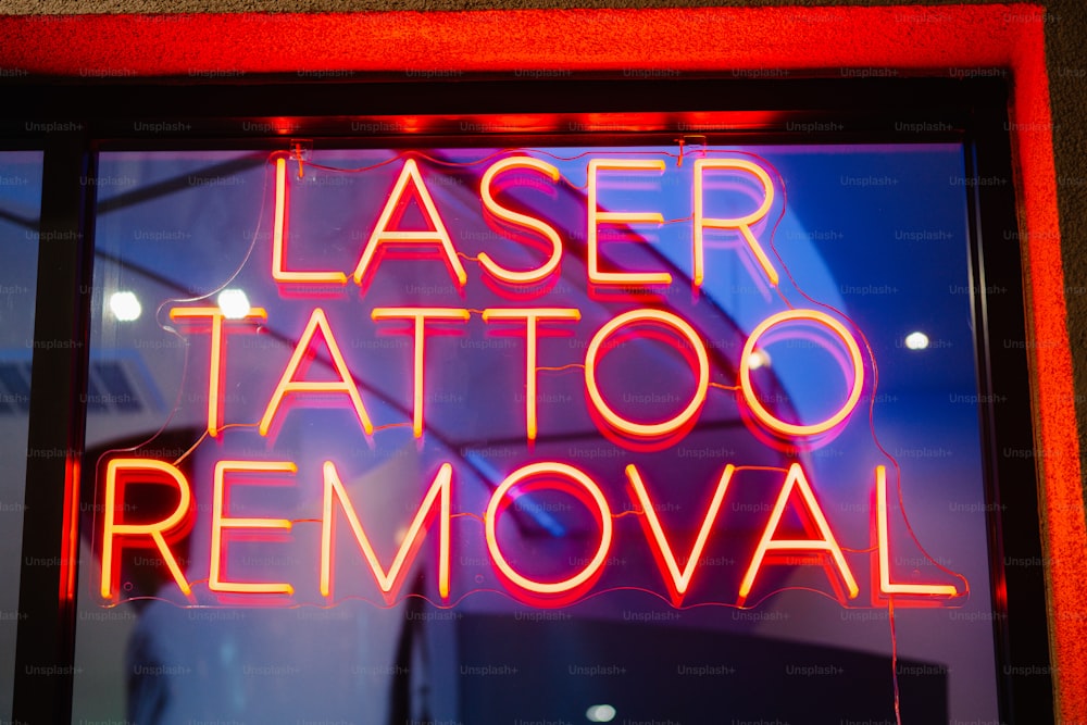 Un'insegna al neon che dice rimozione del tatuaggio laser