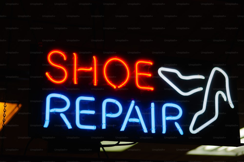 Un'insegna al neon che dice riparazione di scarpe