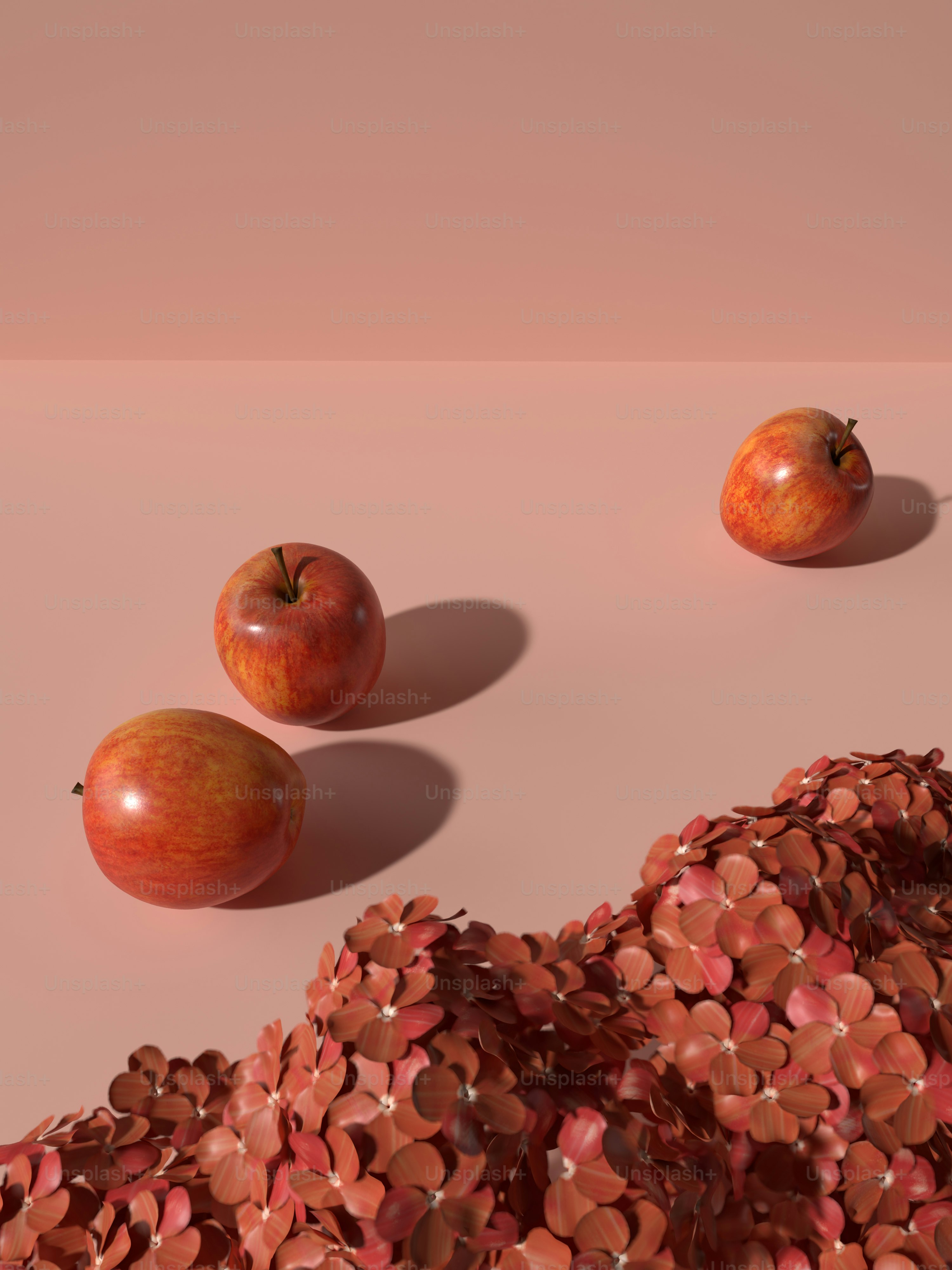 uma pilha de moedas sentadas ao lado de duas maçãs