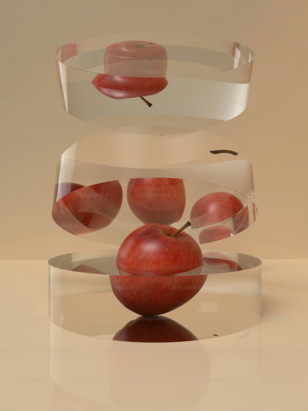 un tazón de vidrio lleno de manzanas rojas encima de una mesa