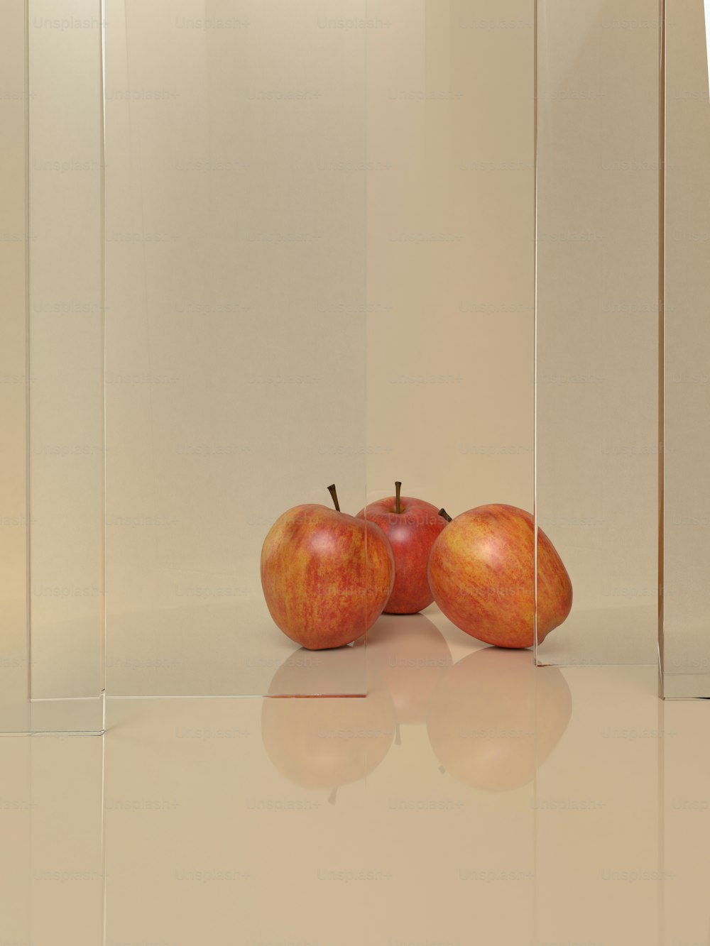Ein paar Äpfel sitzen auf einem Tisch