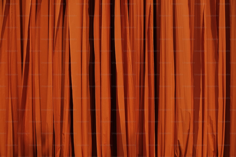 Un primer plano de una cortina con cortinas naranjas