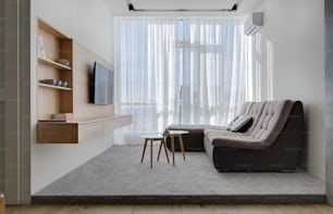 ein Wohnzimmer mit einer Couch, einem Tisch und einem Fernseher
