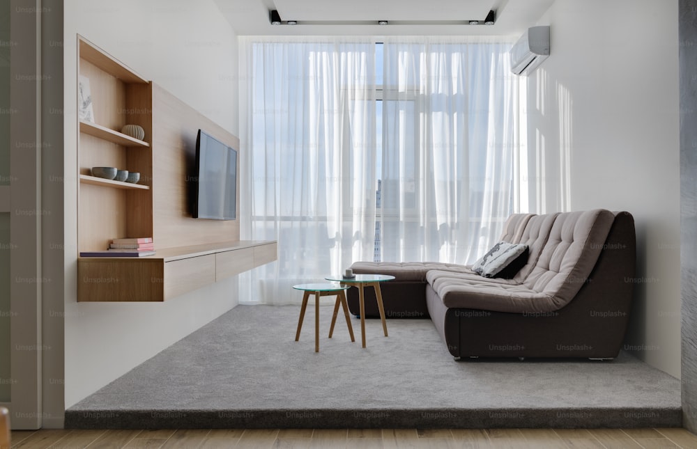 un salon avec un canapé, une table et une télévision