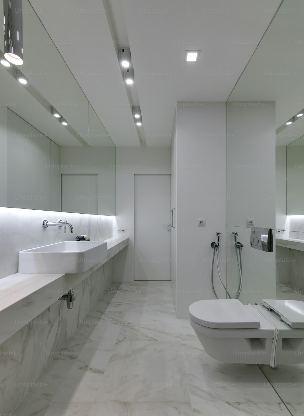 ein Badezimmer mit WC, Waschbecken und Spiegel