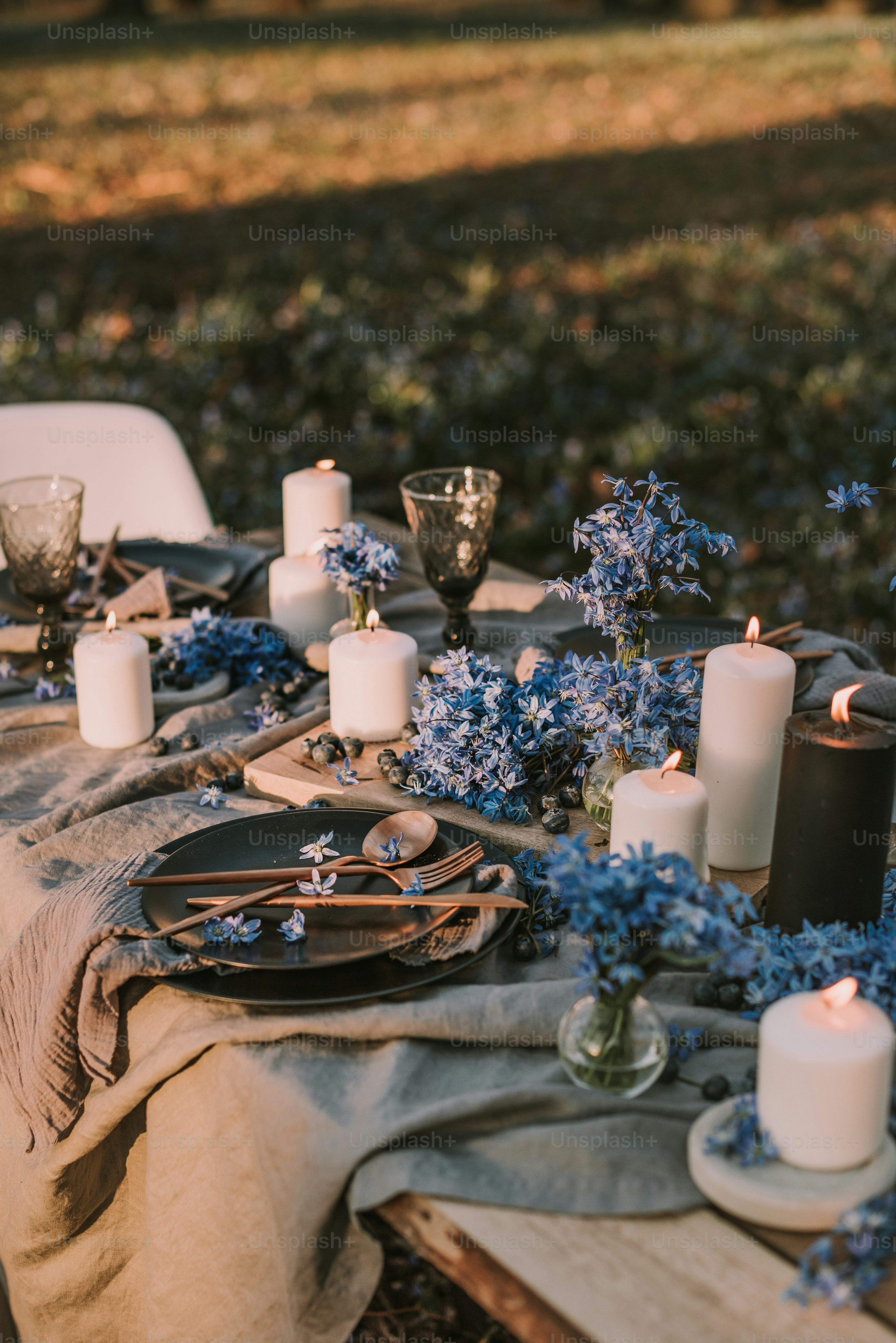 ein Tisch mit vielen Kerzen und Blumen