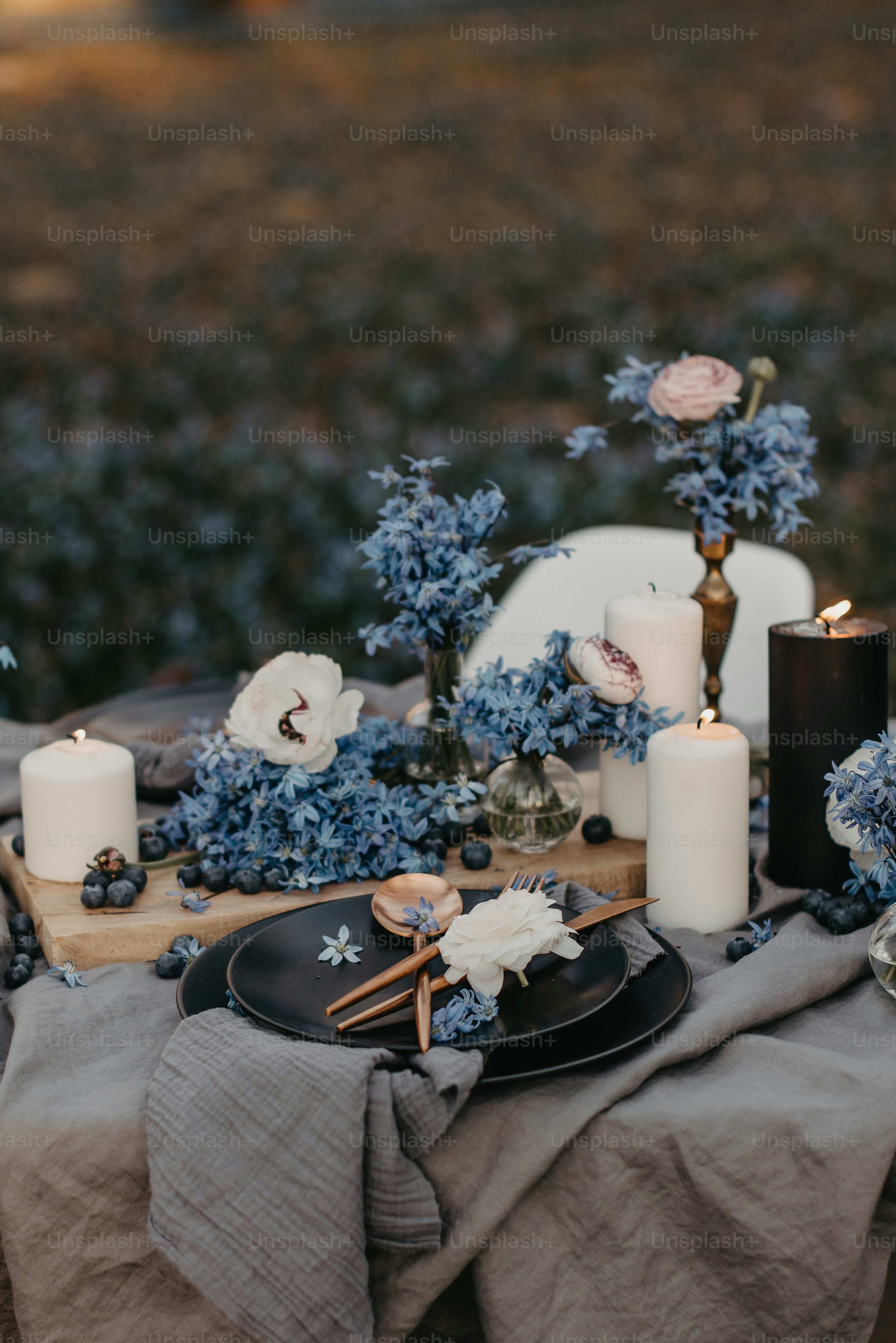 Una mesa cubierta con flores azules y velas foto – Imagen de Flores en  Unsplash, image size:3000x4496