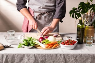 una persona cortando verduras en una tabla de cortar