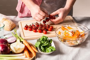 uma pessoa cortando legumes em uma tábua de corte