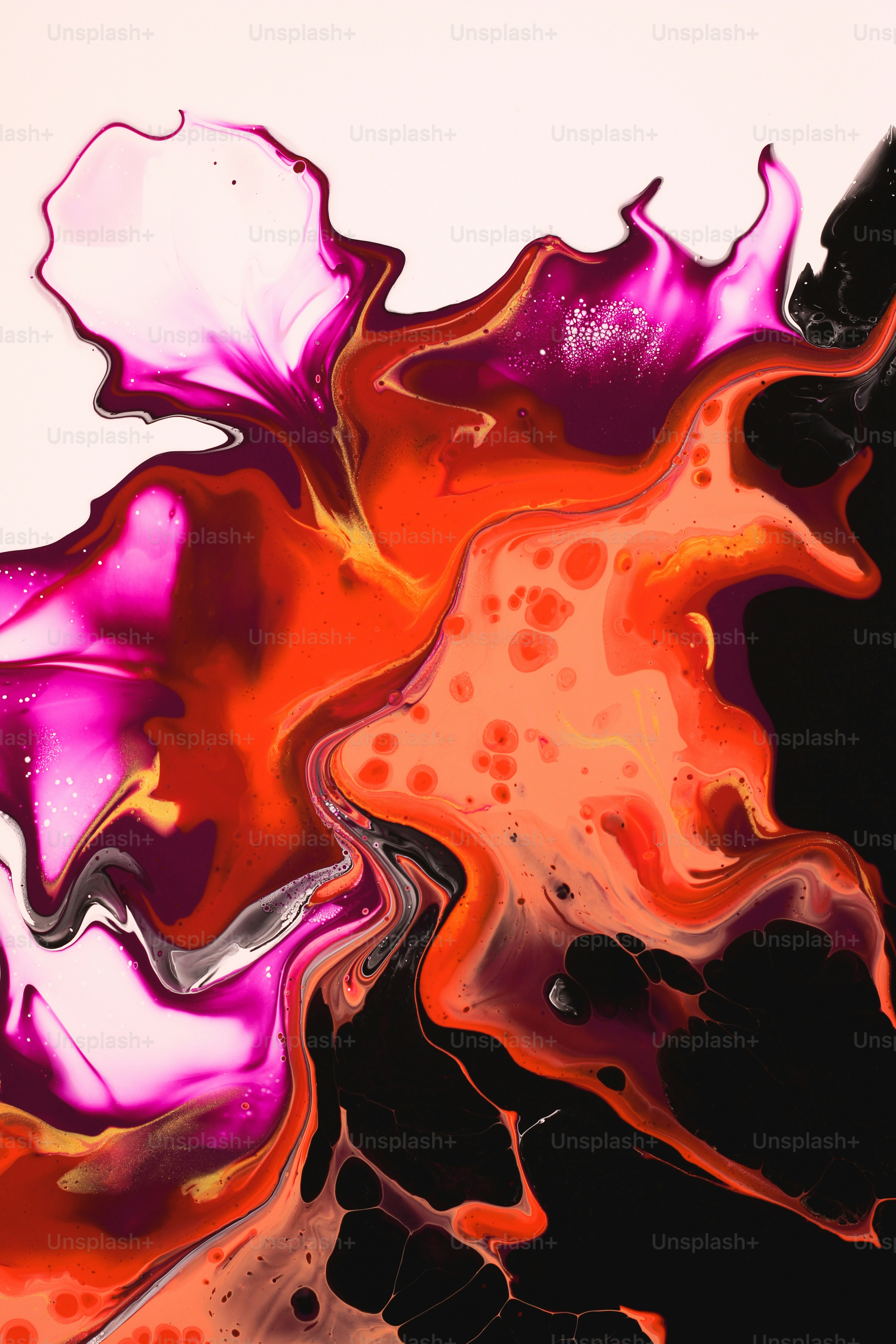 Nahaufnahme eines abstrakten Gemäldes auf weißem Hintergrund