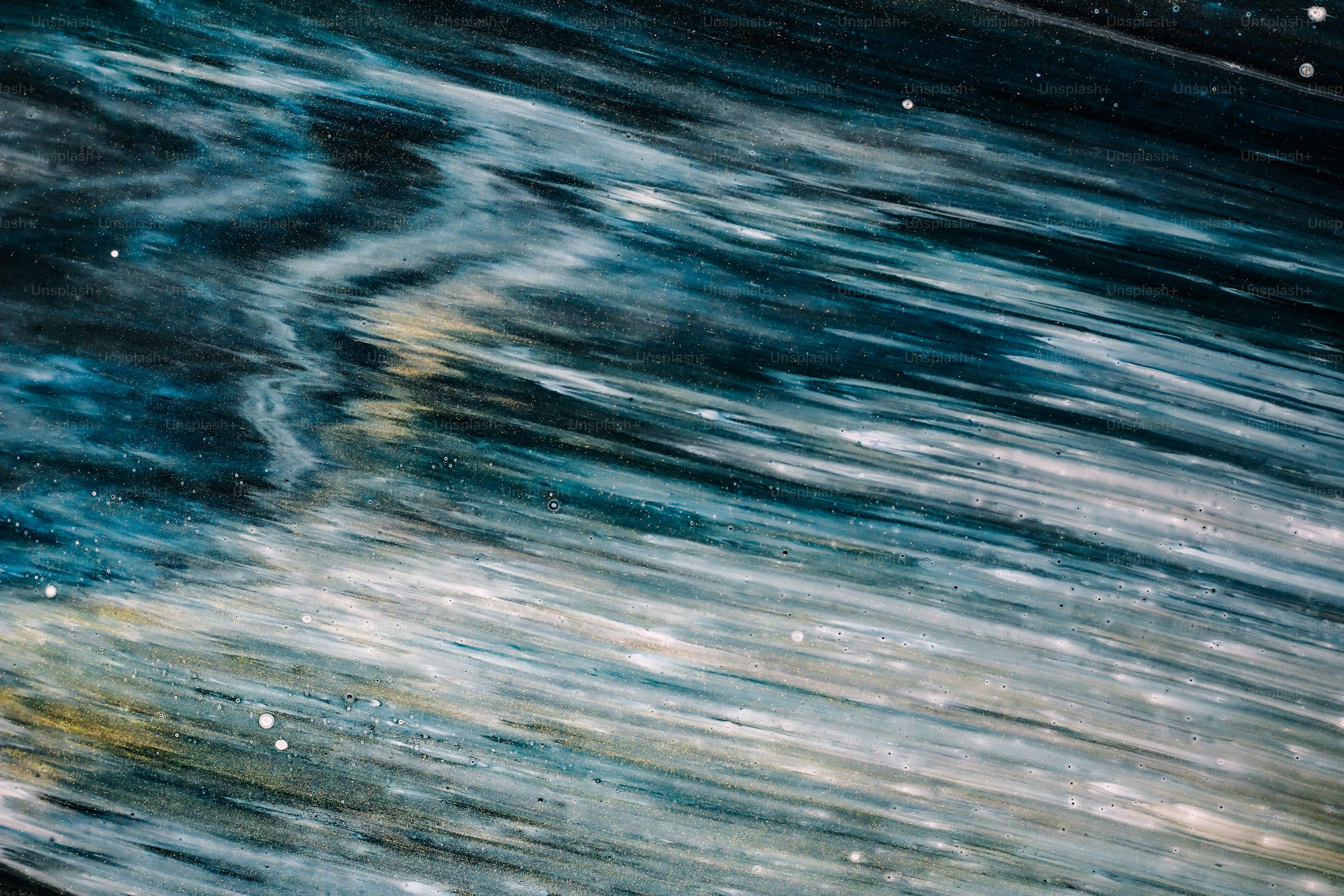 Un primer plano de una tabla de surf en el agua