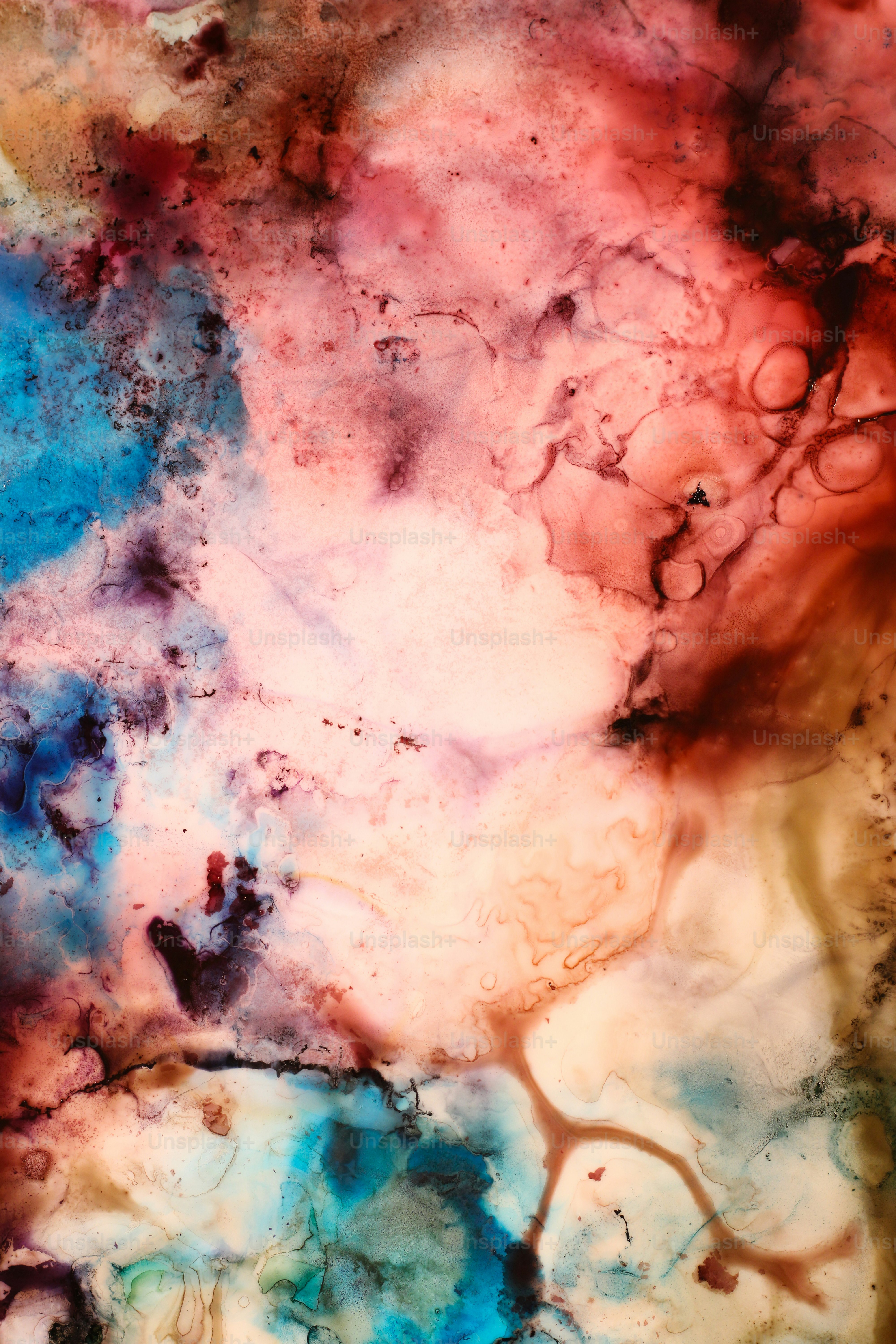 Una pintura abstracta con colores azul, rojo y amarillo