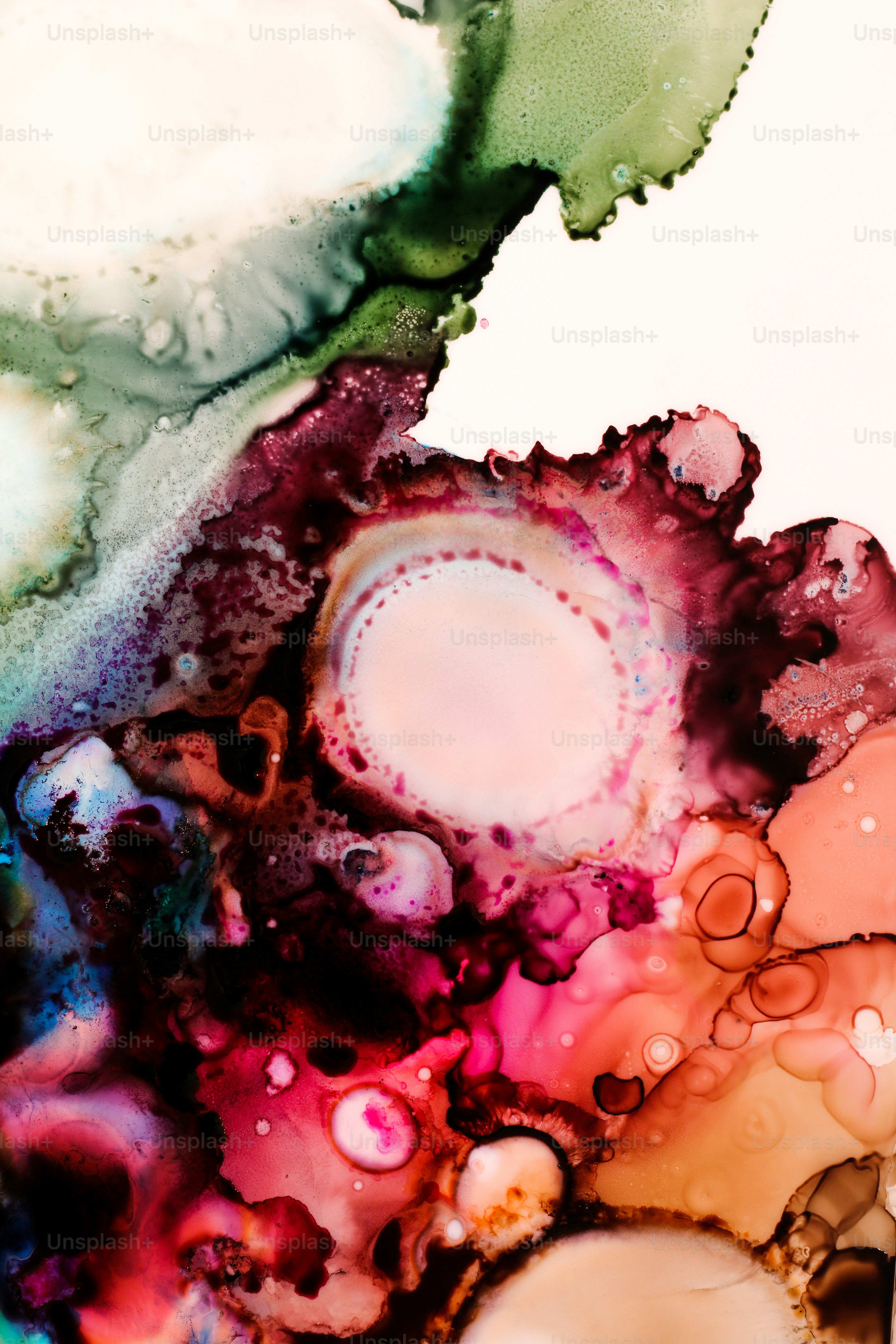 Un primer plano de una pintura con un fondo blanco