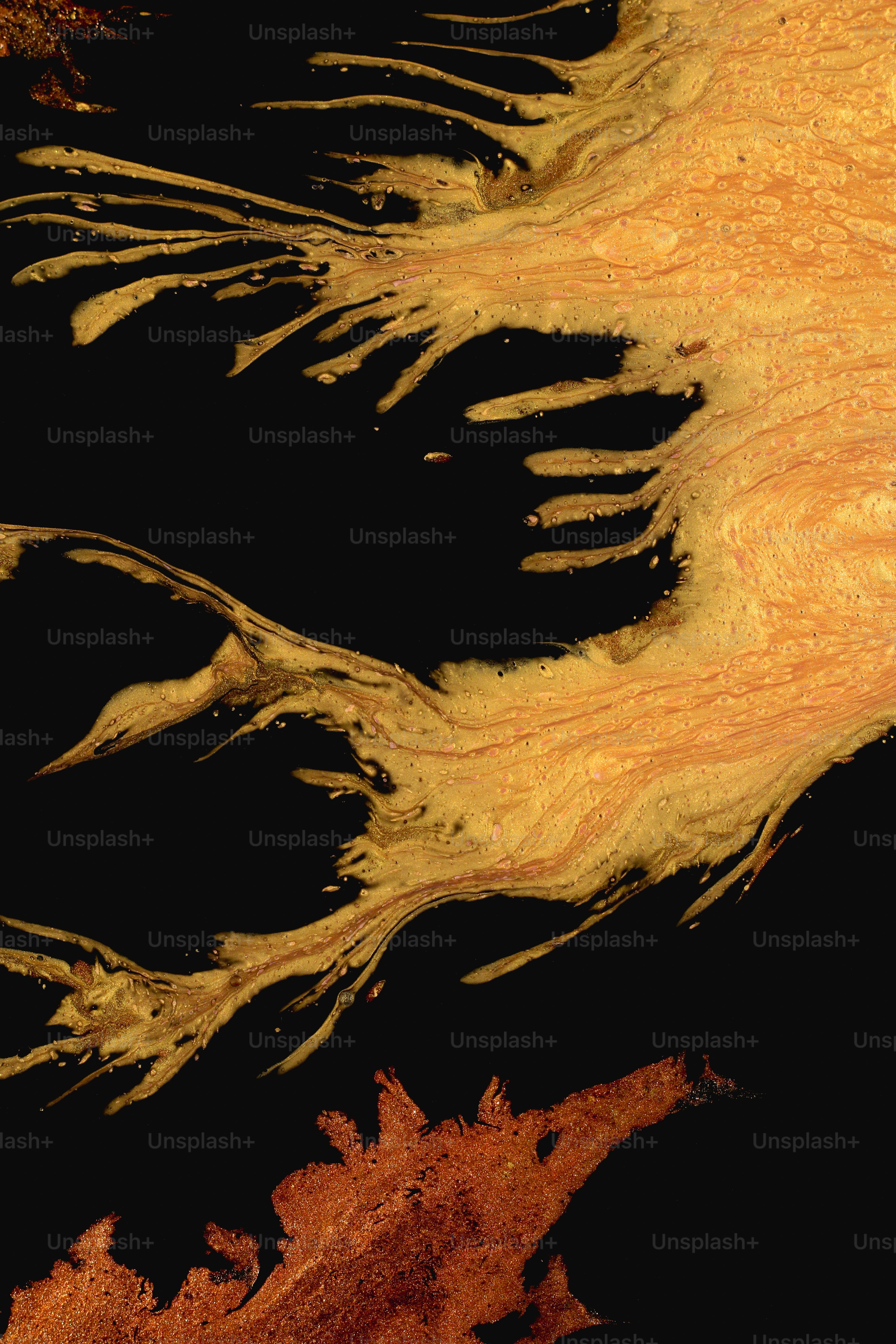 Nahaufnahme einer Wasseroberfläche mit schwarzem Hintergrund