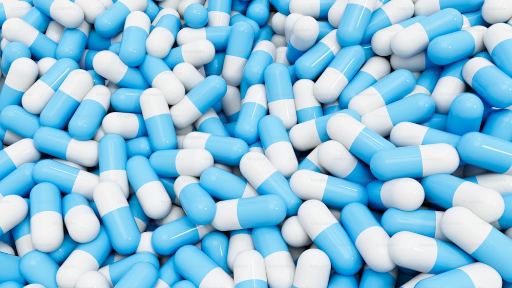 Une pile de pilules bleues et blanches