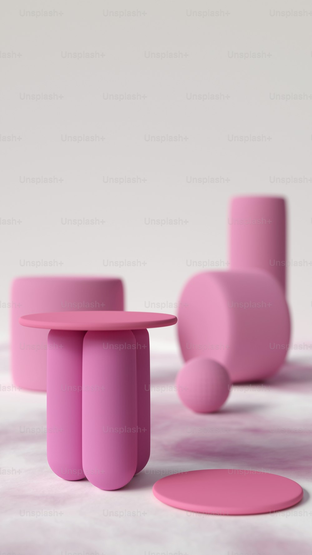 Un grupo de mesas y taburetes rosados sobre una superficie blanca
