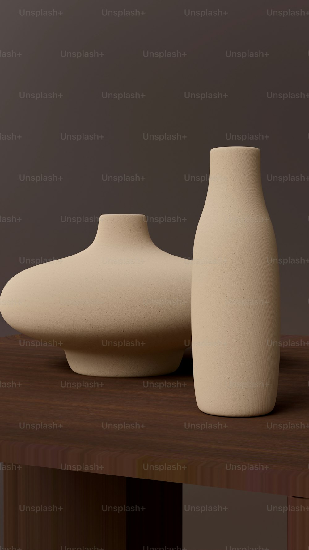木製のテーブルの上に座っている白い花瓶のカップル