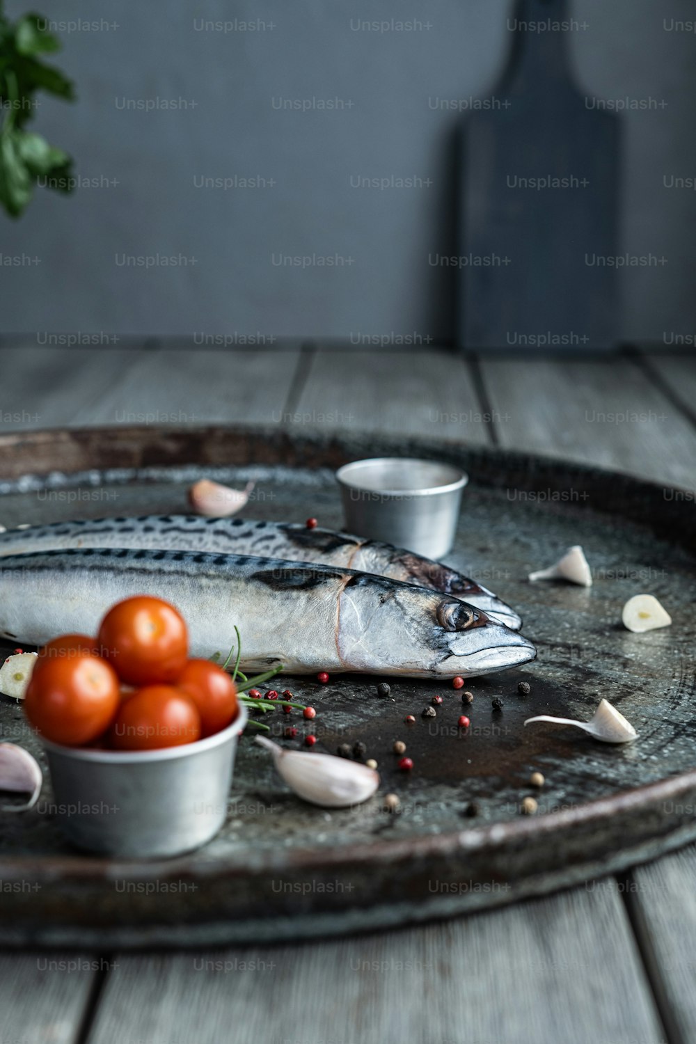 Un pescado en un plato con tomates y especias
