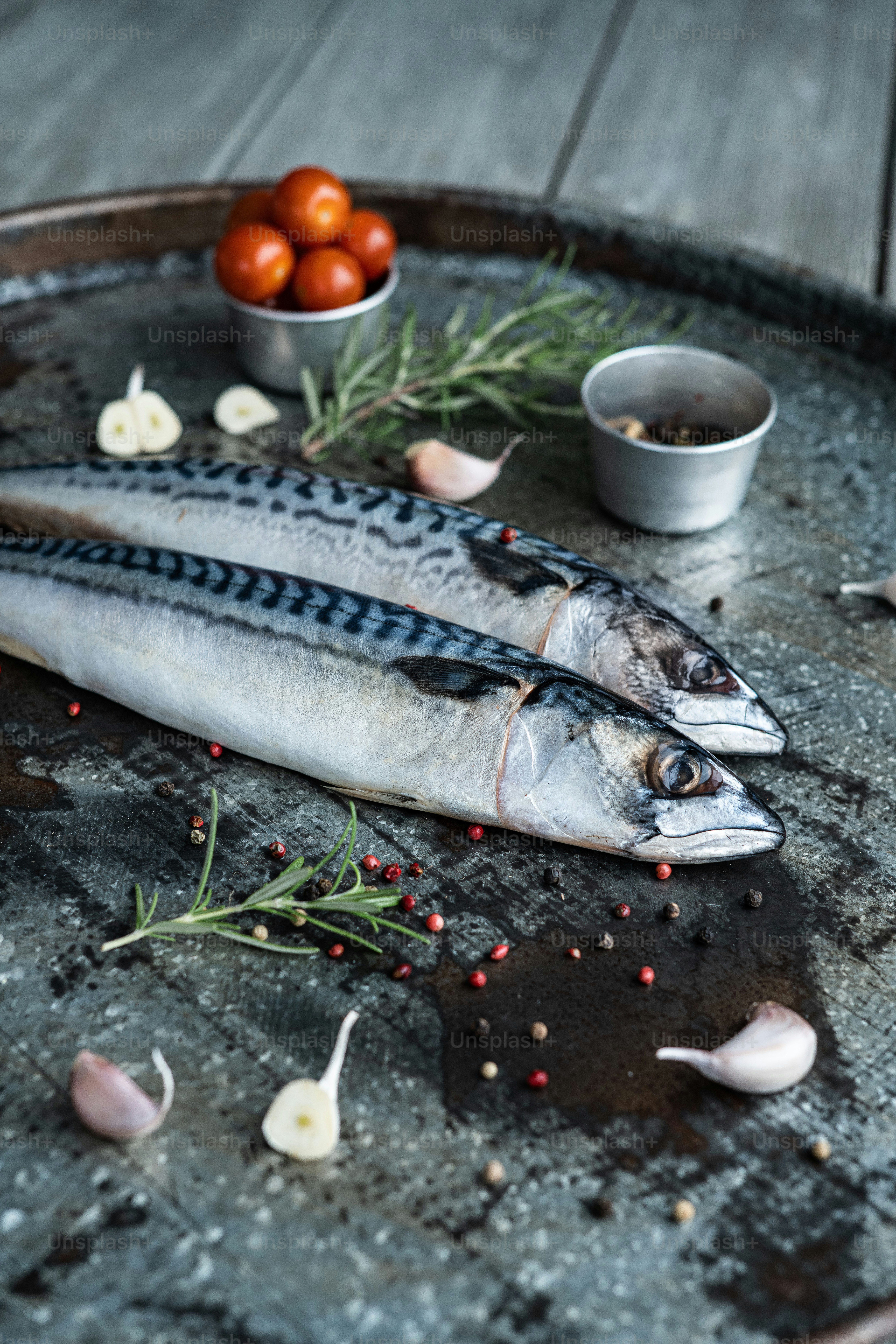 beberapa ikan duduk di atas panci logam