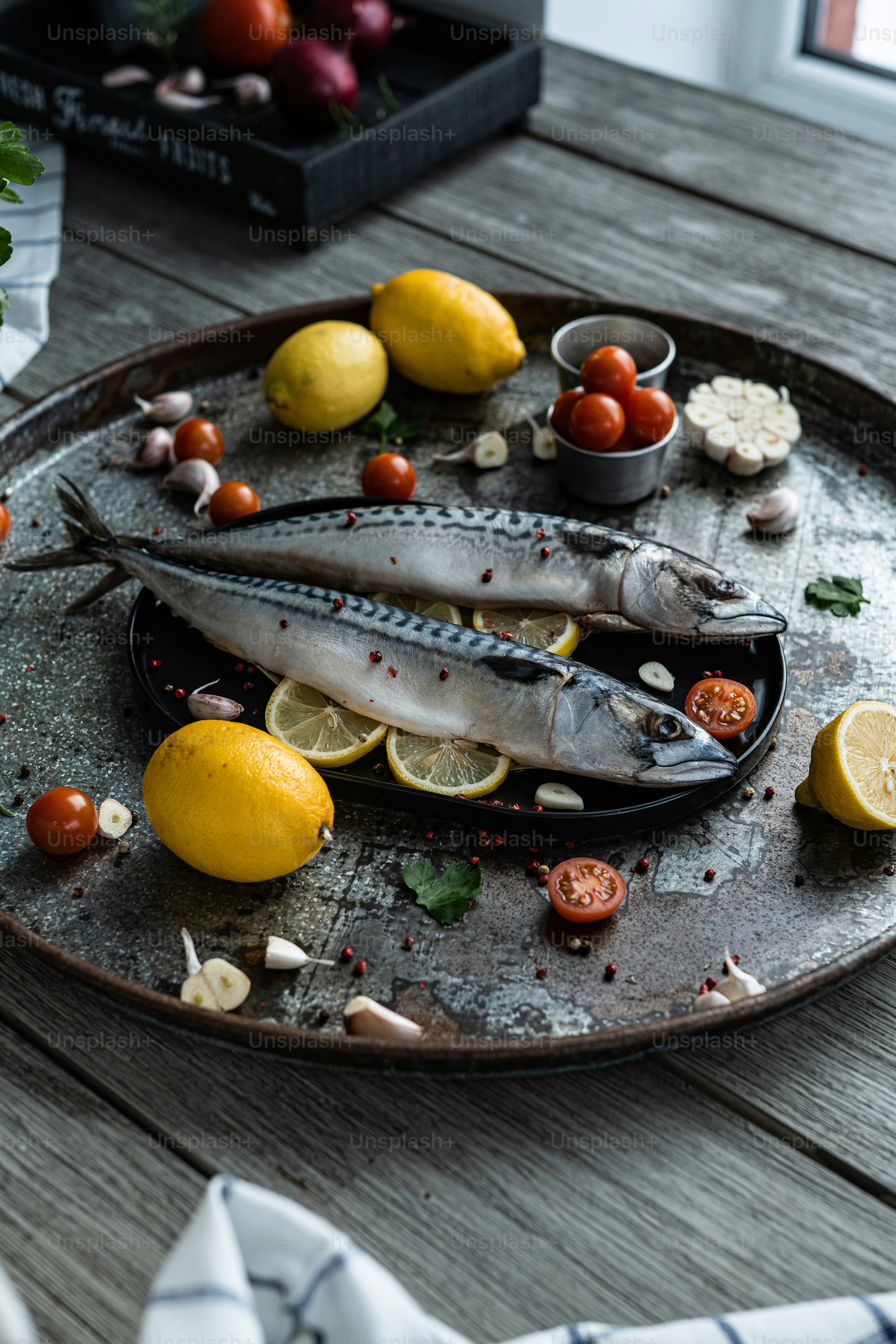 sepiring ikan dengan lemon dan tomat