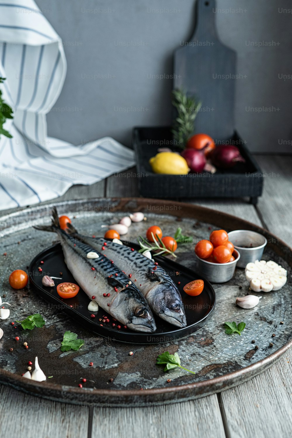 ein Teller mit etwas Fisch darauf neben etwas Gemüse