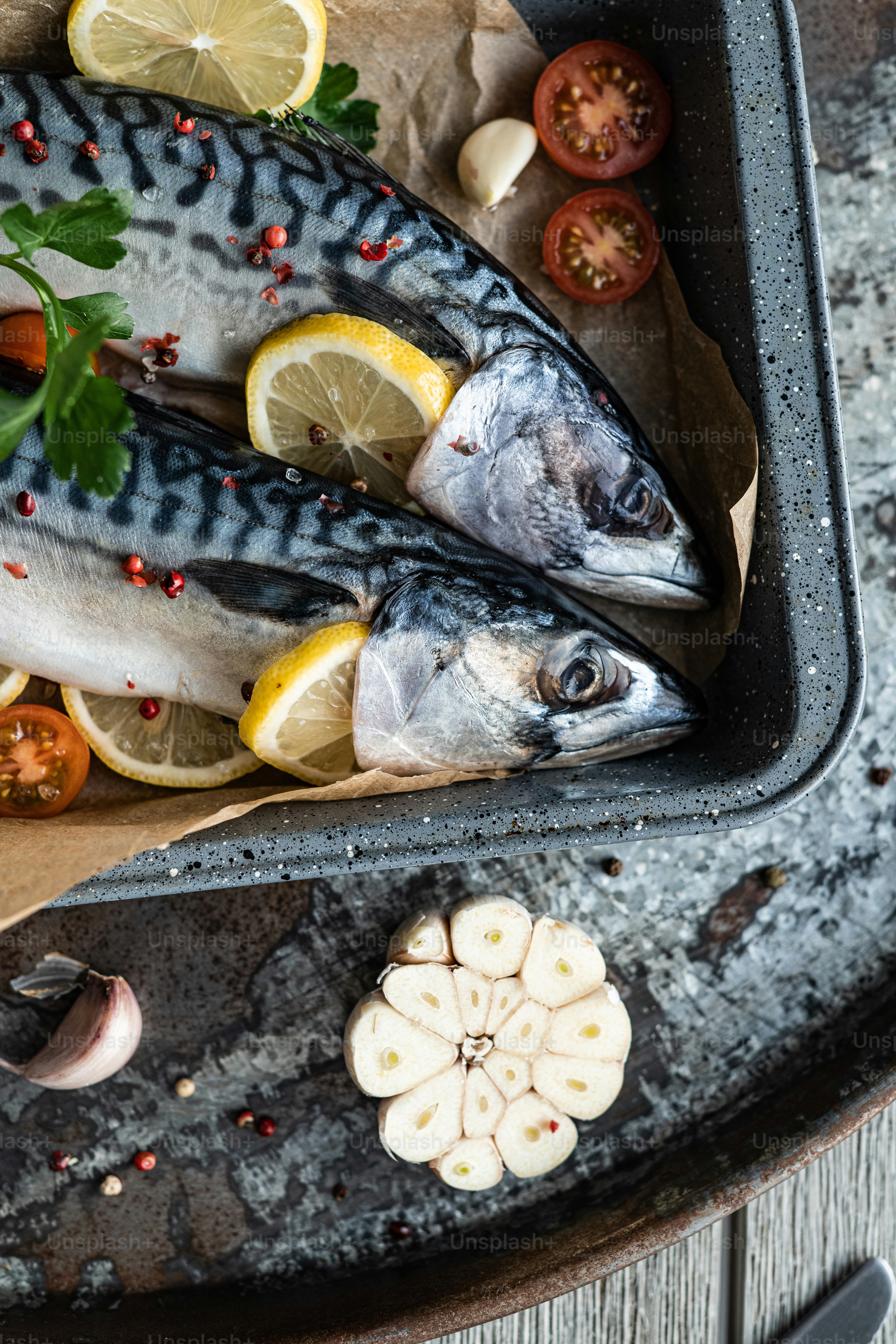 beberapa ikan duduk di atas wajan