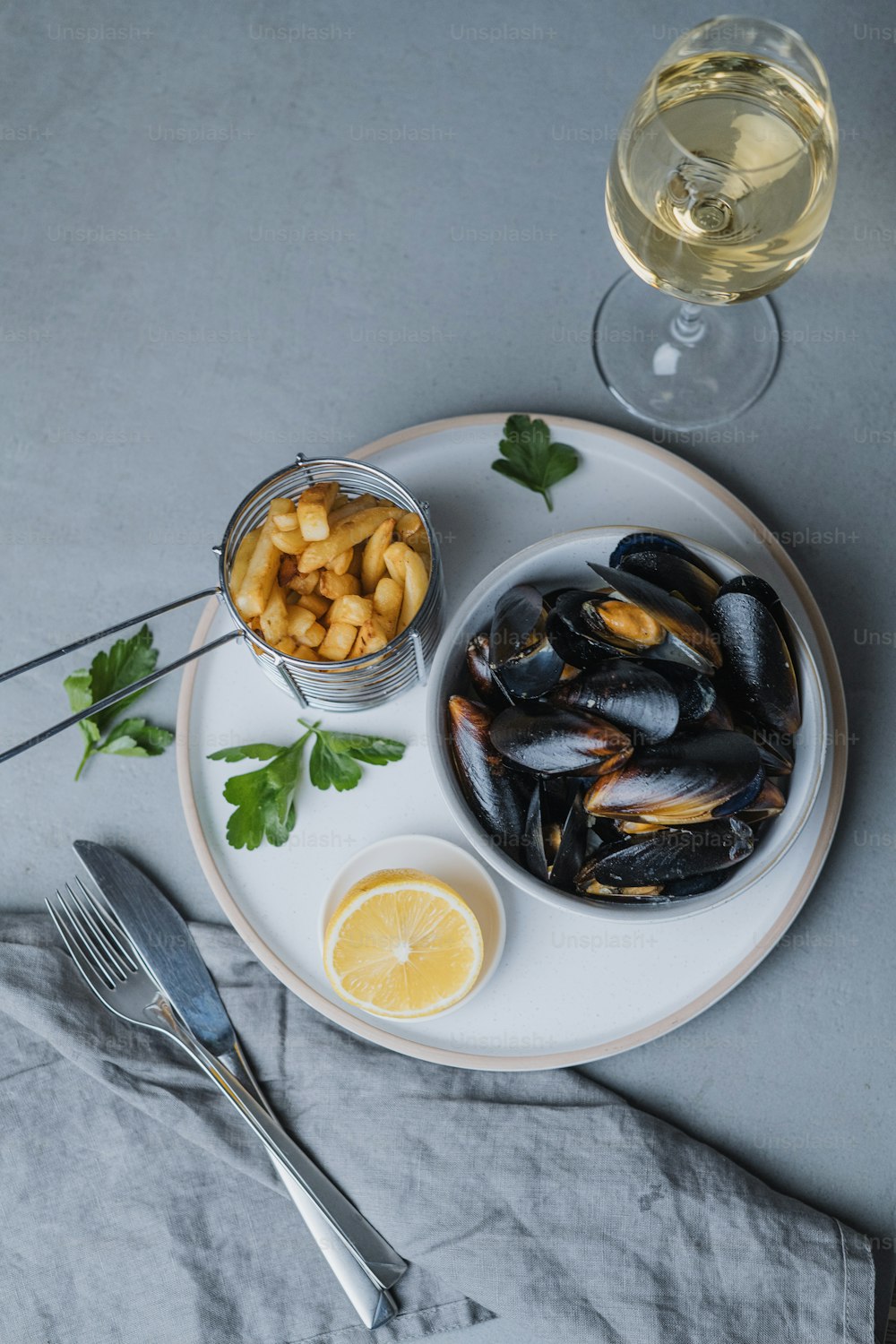 un plato de mejillones y una copa de vino