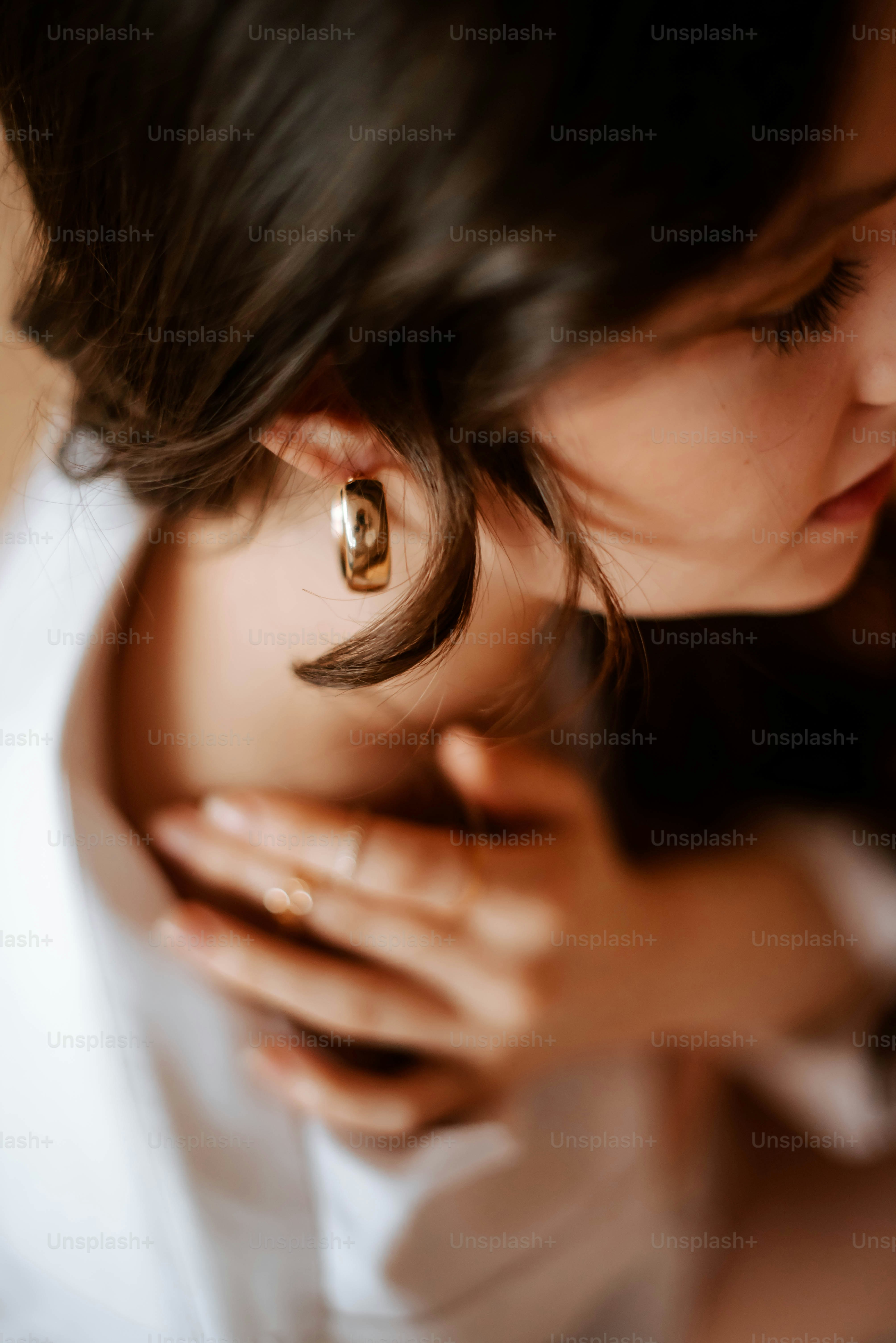 Una mujer con un par de pendientes de oro