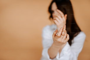 uma mulher fazendo um gesto de mão com os dedos