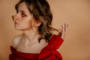 Una mujer con un vestido rojo con la mano en el hombro