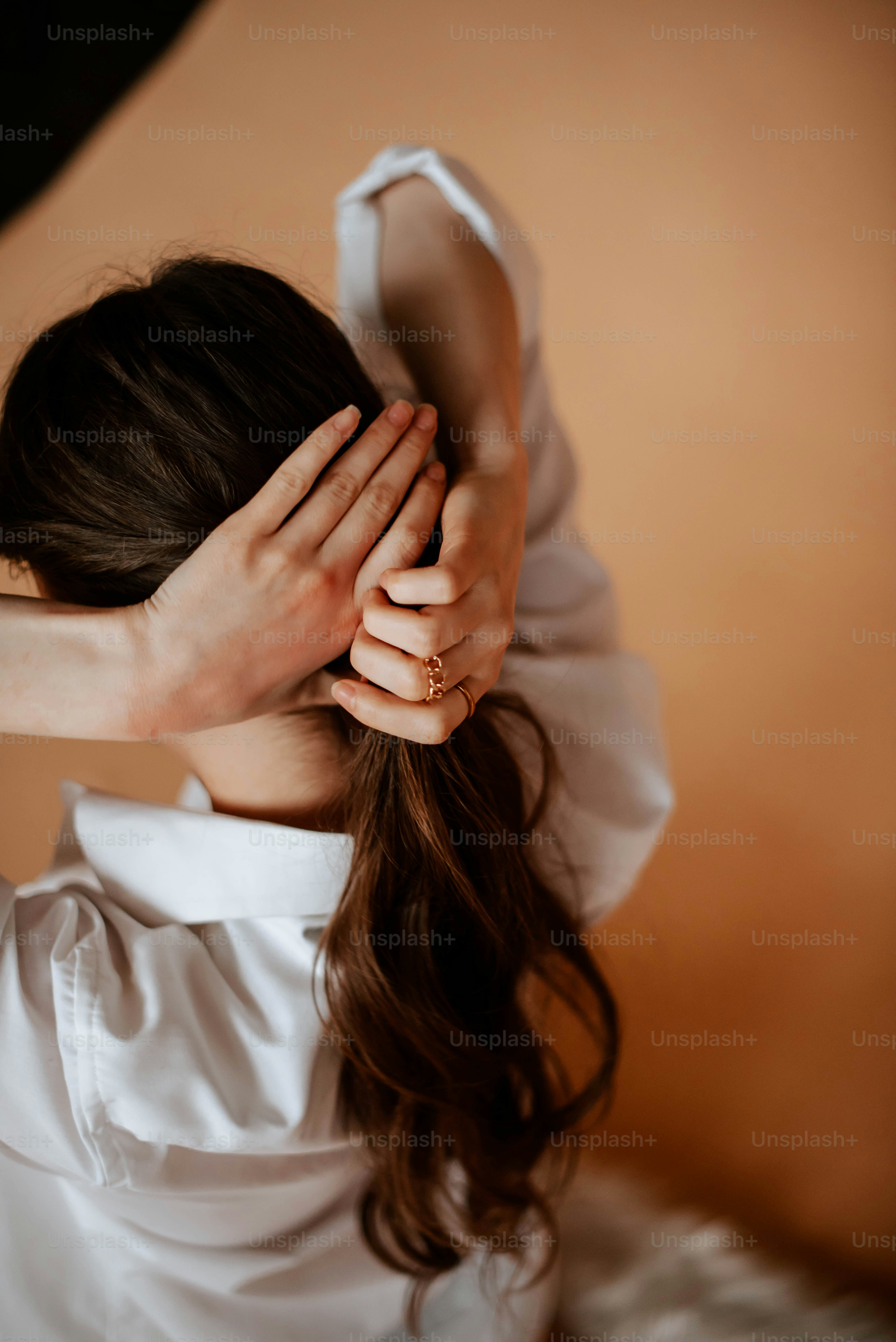 una donna che si copre il viso con le mani