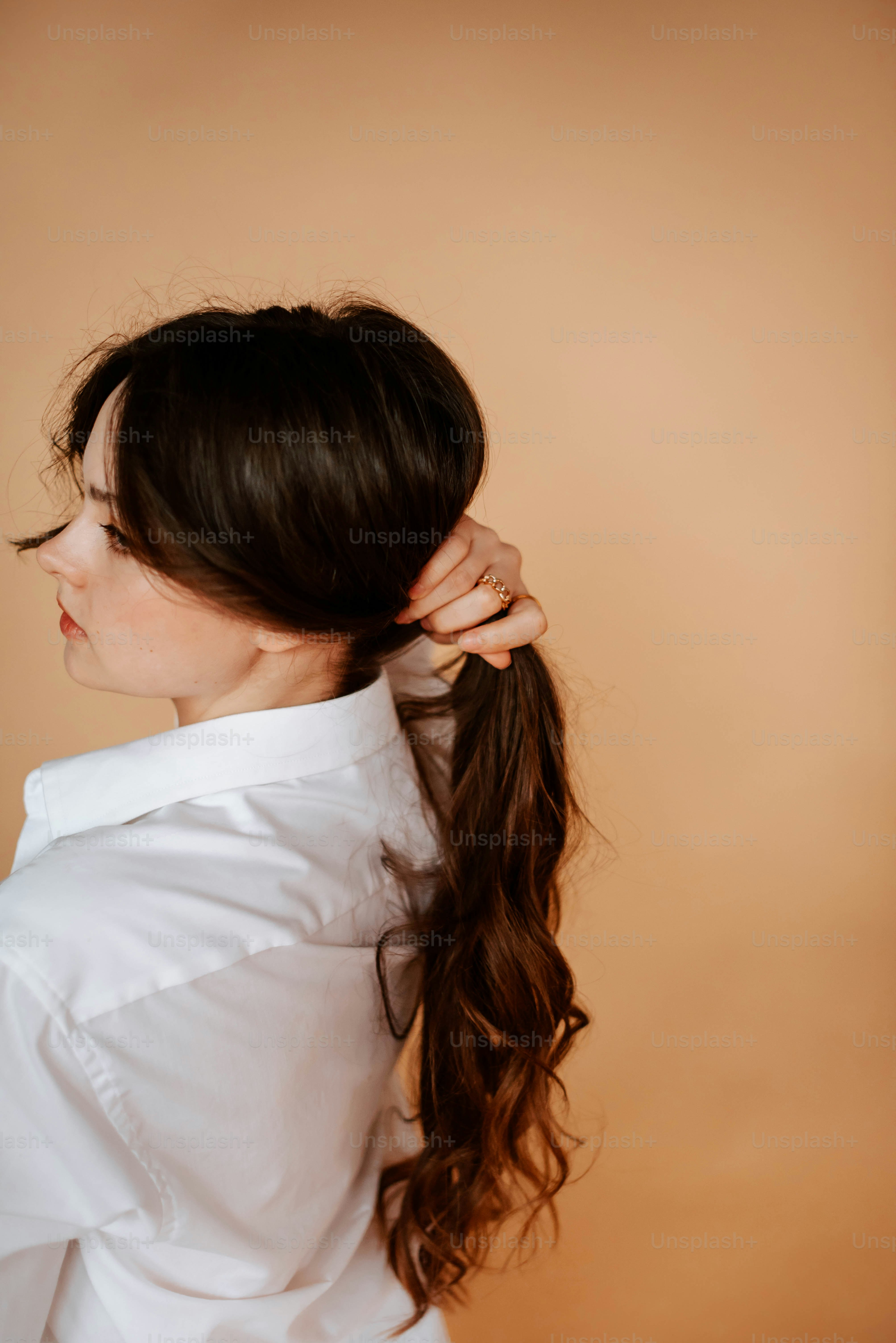 Una donna con i capelli lunghi in una coda di cavallo