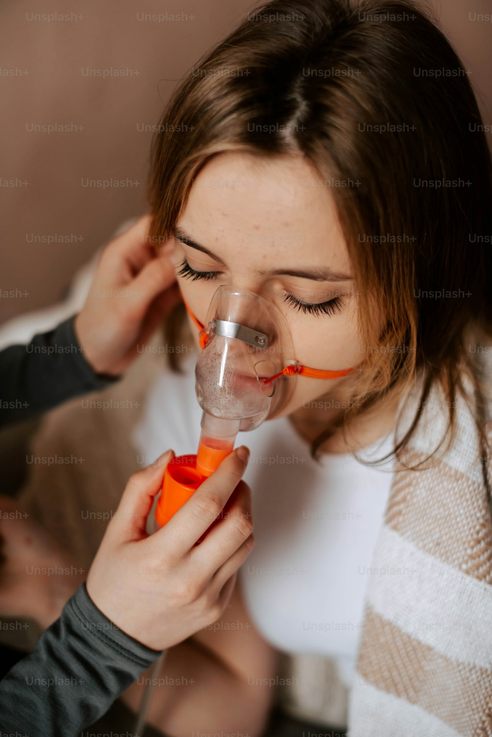 Eine Frau, die einen orangefarbenen Gegenstand im Mund hält
