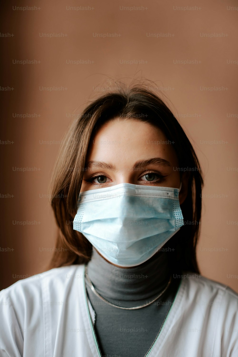 a woman wearing a surgical mask to protect herself from the corona