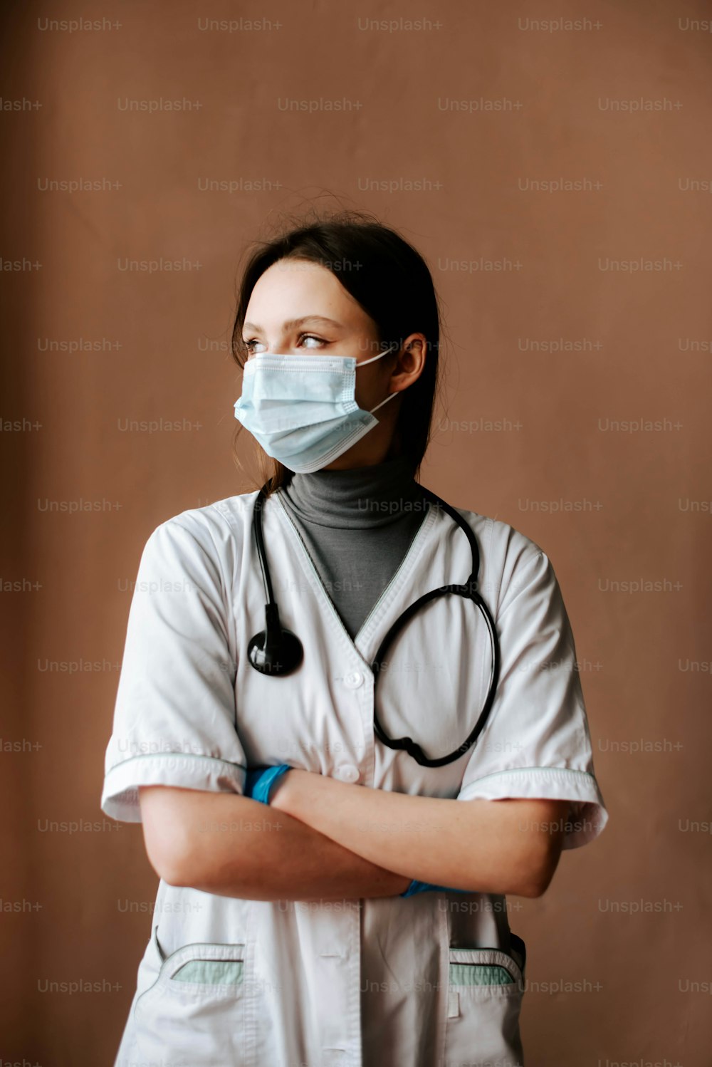 eine Frau mit Maske und Stethoskop