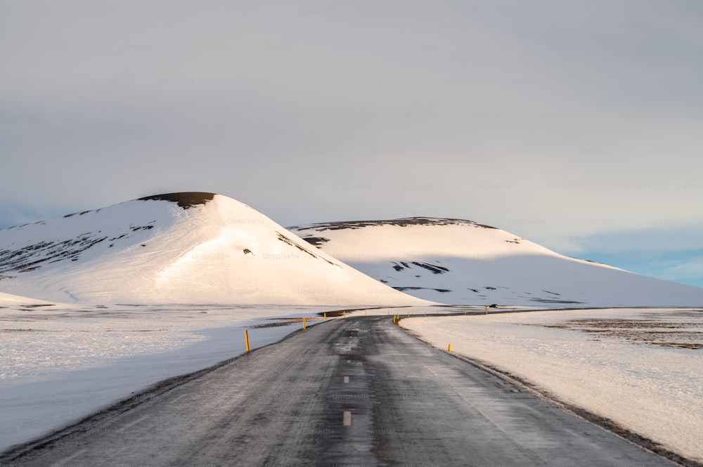 uma estrada coberta de neve no meio do nada